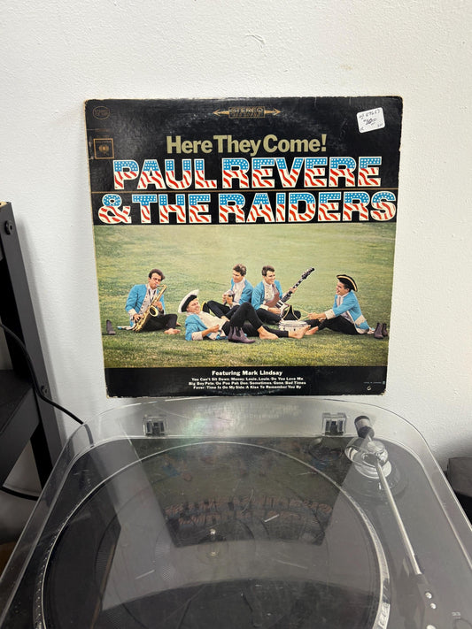 Paul Revere & The Raiders Featuring Mark Lindsay – Here They Come! (Vinyl)